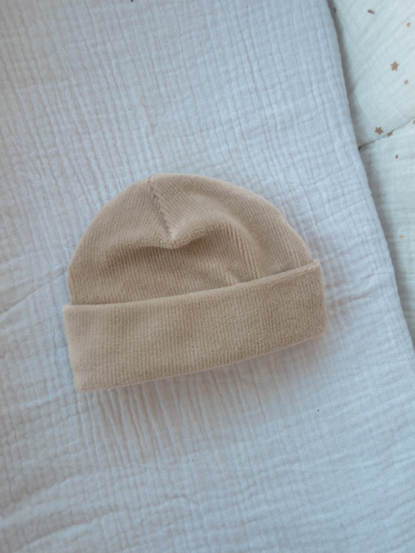 Bonnet naissance minky côtelé beige - En stock