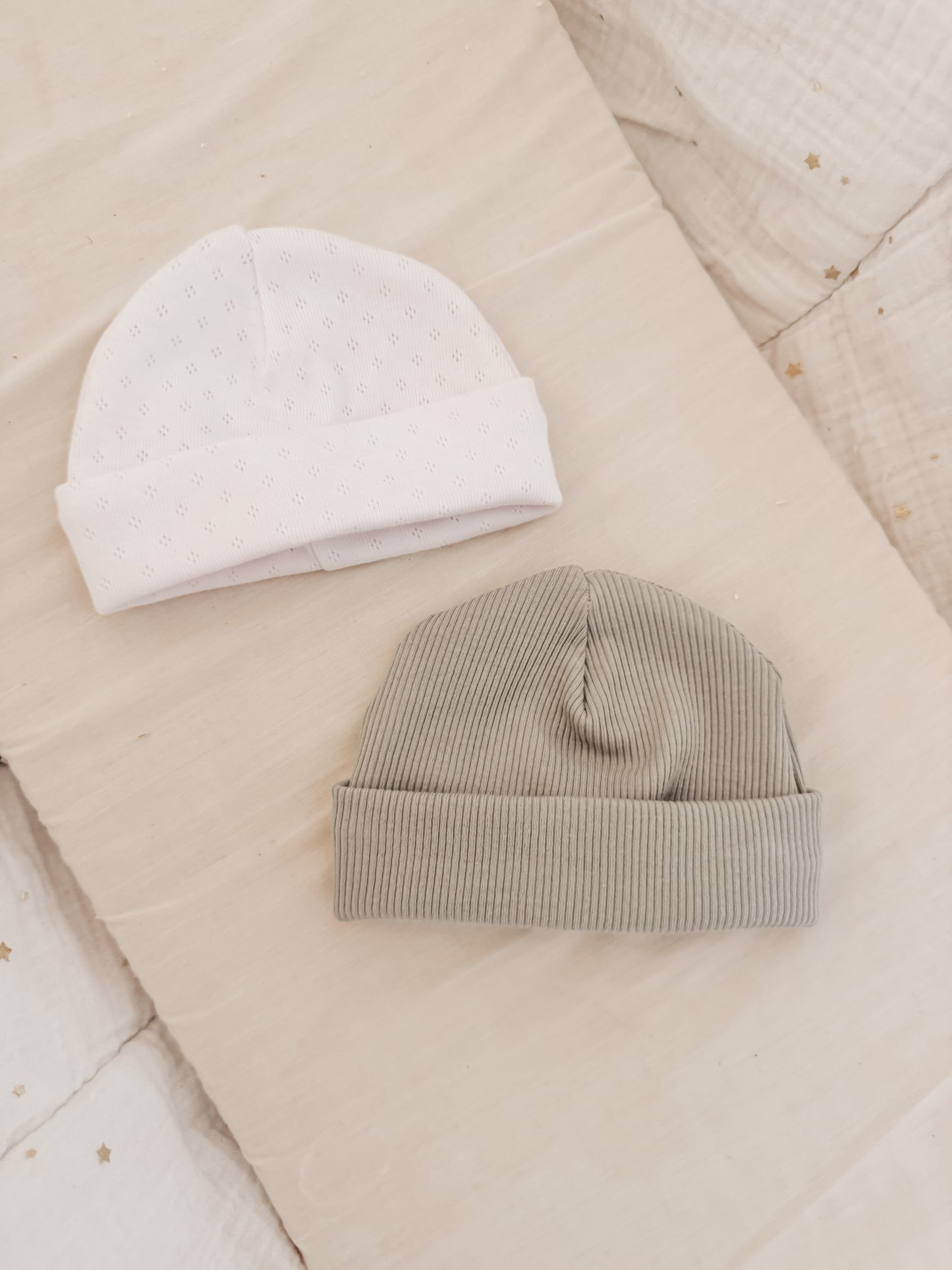 Bonnet naissance en mailles pointelles