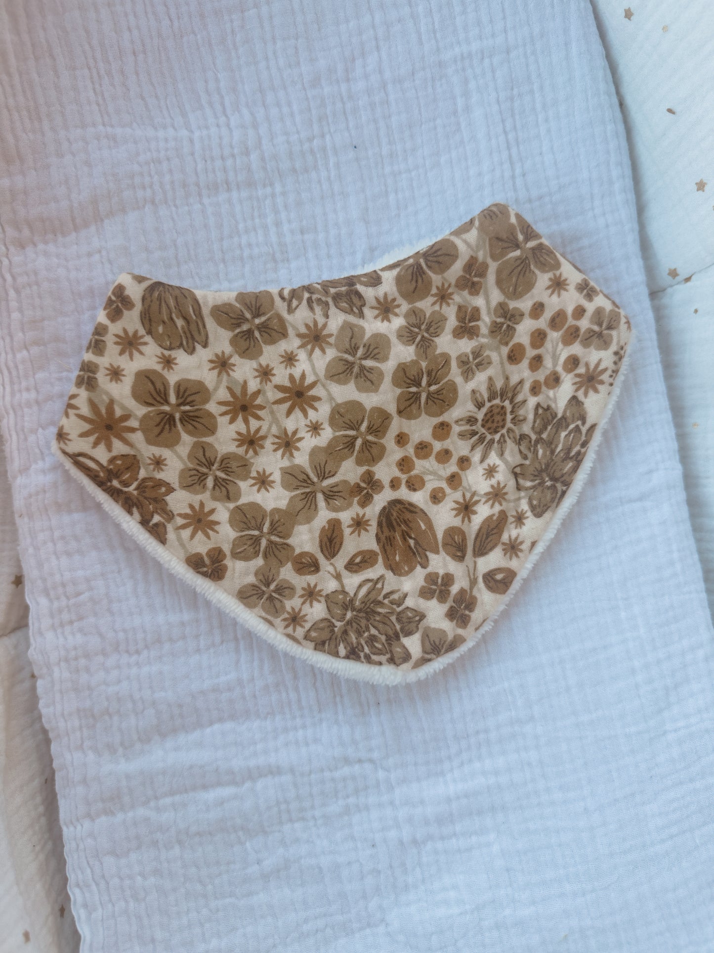 Bavoir bandana fleurs & cacao - En stock