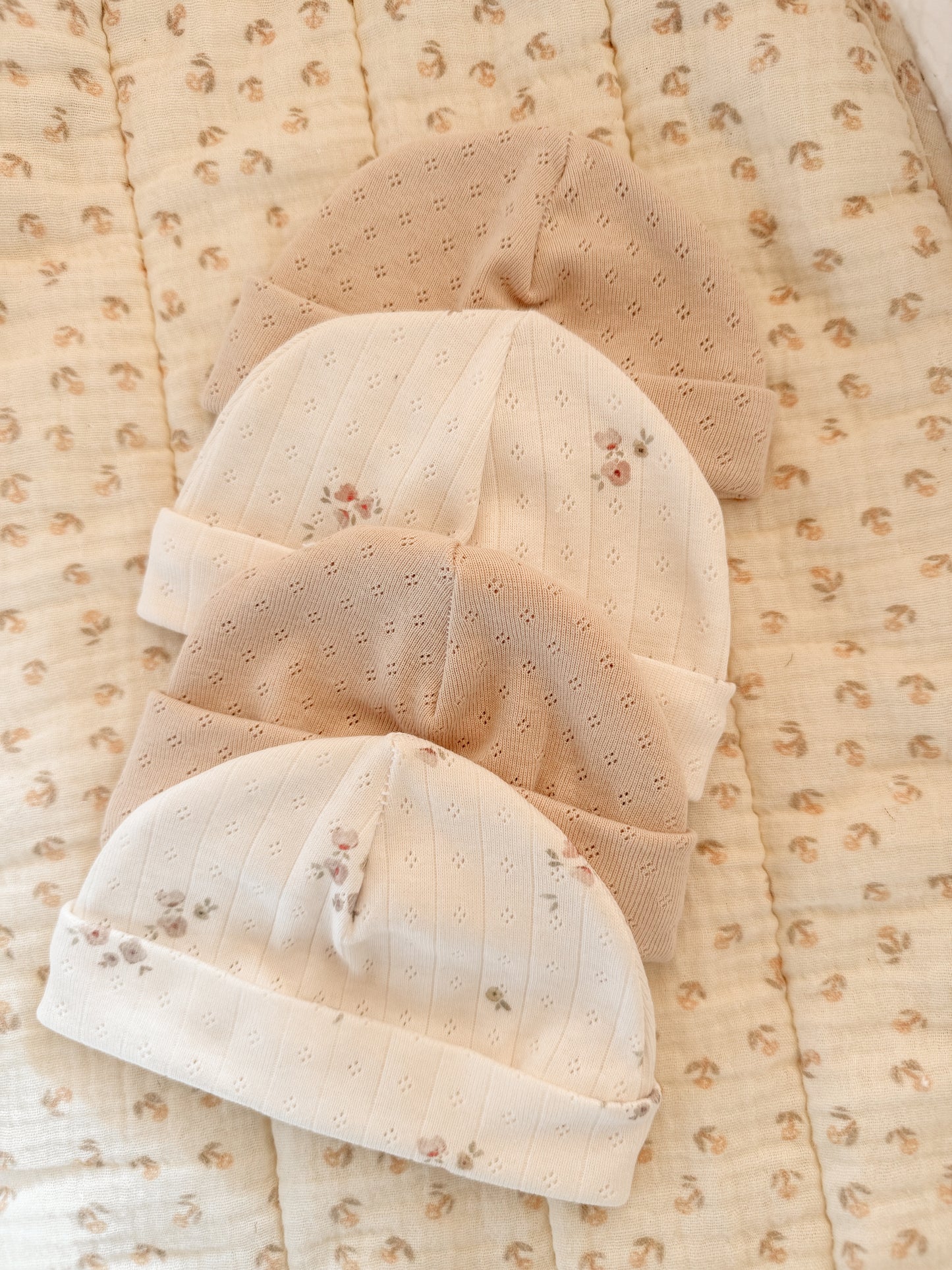Bonnet naissance en mailles pointelles