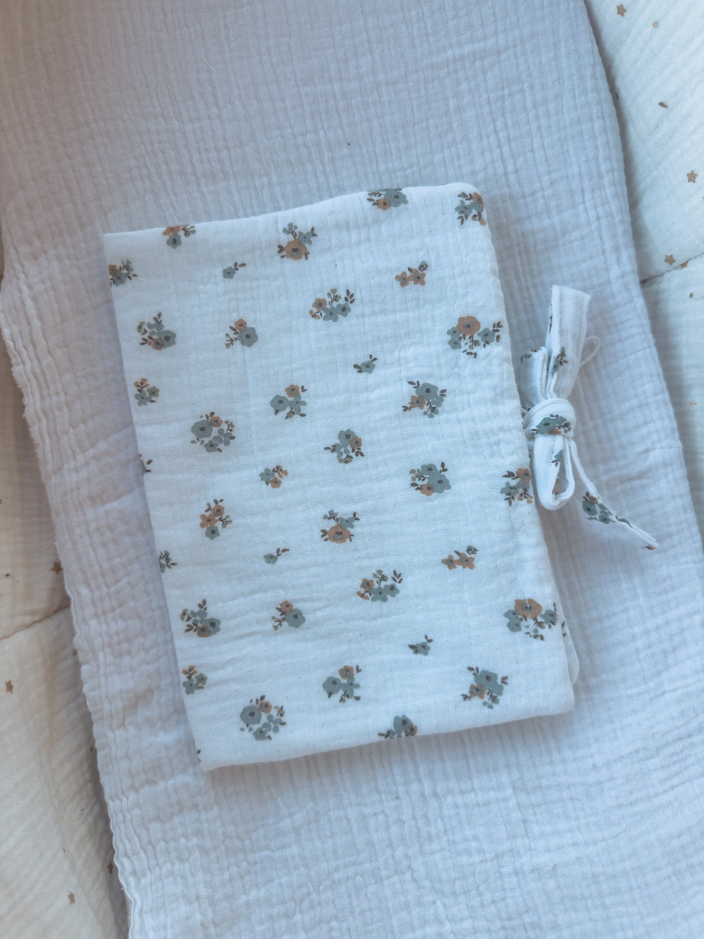 Protège carnet de santé bleuets - En stock