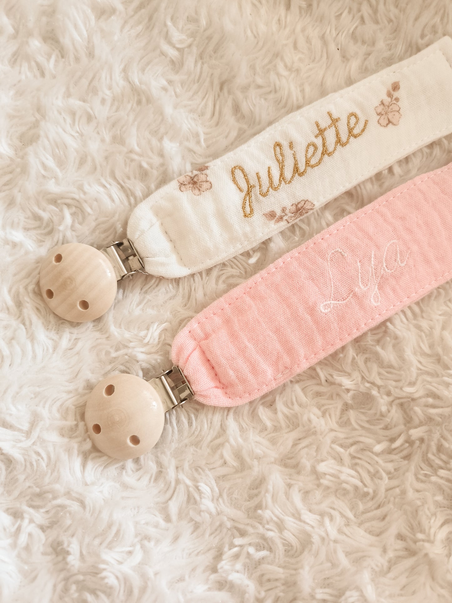 Attache Sucette brodée - Fleurs romantiques
